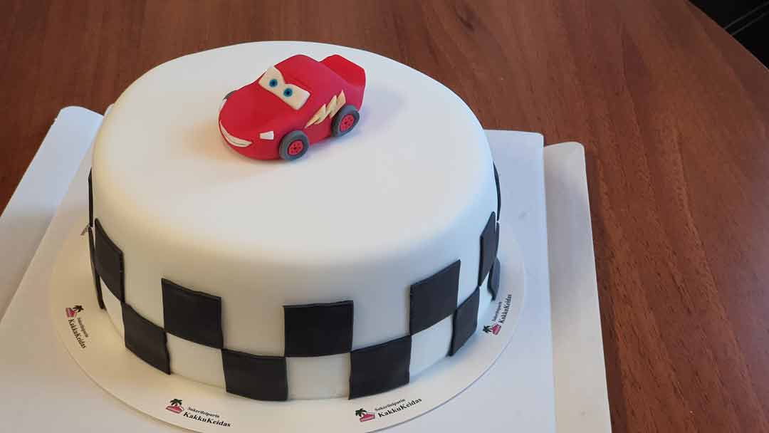 Salama McQueen teemainen kakku, jossa autohahmo on kakun päällä