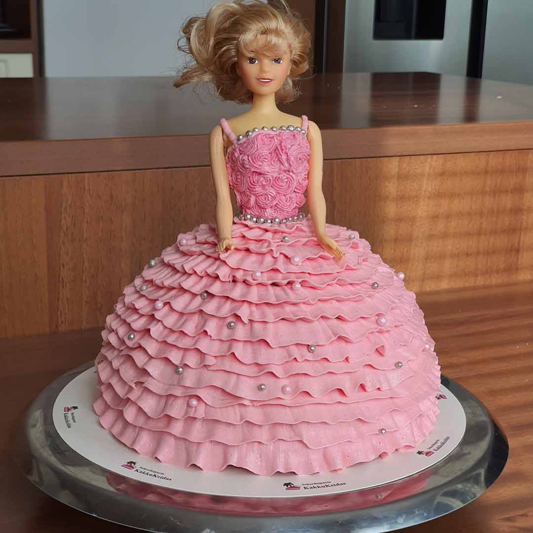 Barbiekakku, jossa Barbie-nuken mekko on tehty kakusta
