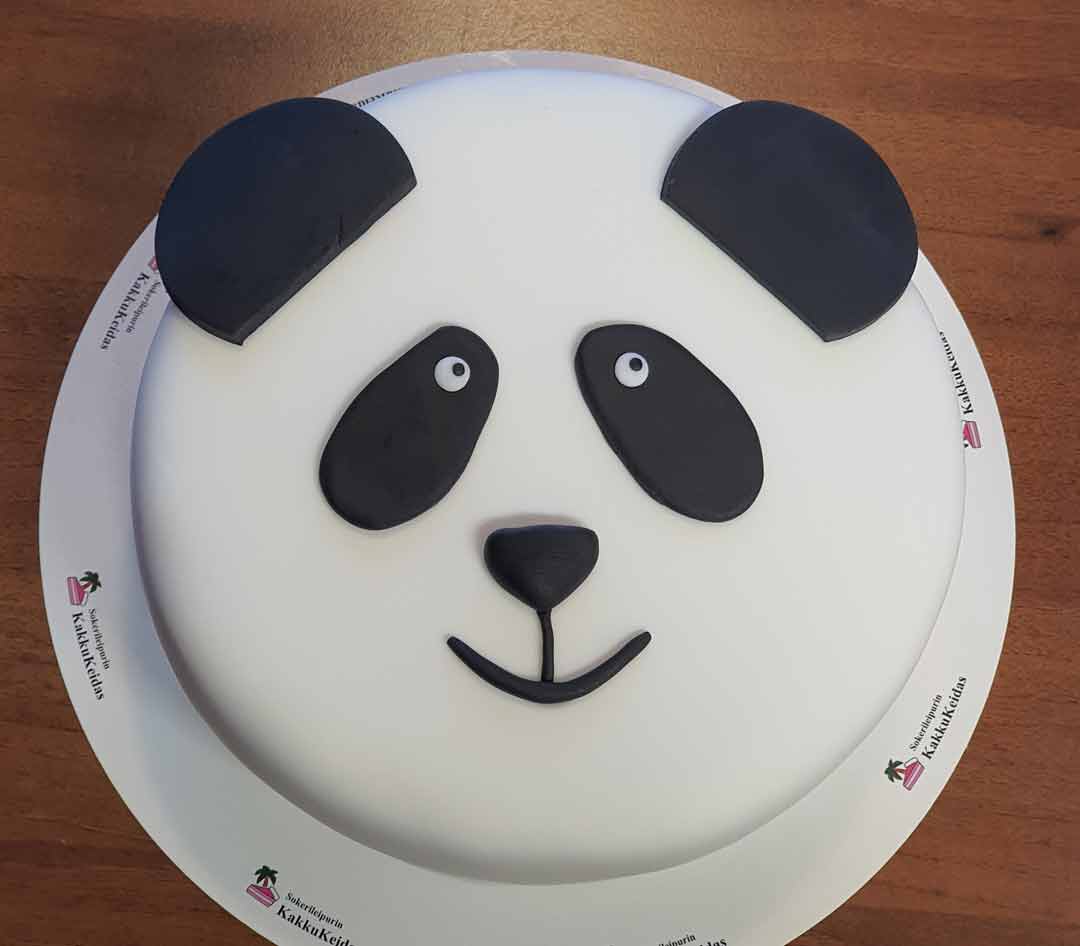 Pandan näköiseksi koristeltu kakku