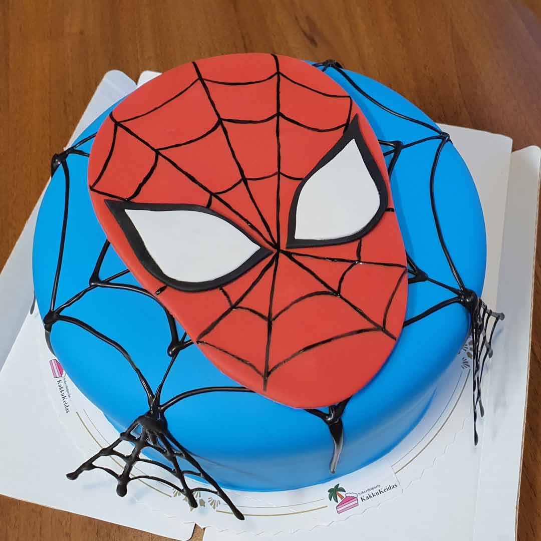 Spider Manin naamalla ja mustilla hämähäkinseittikoristeilla koristeltu sininen kakku