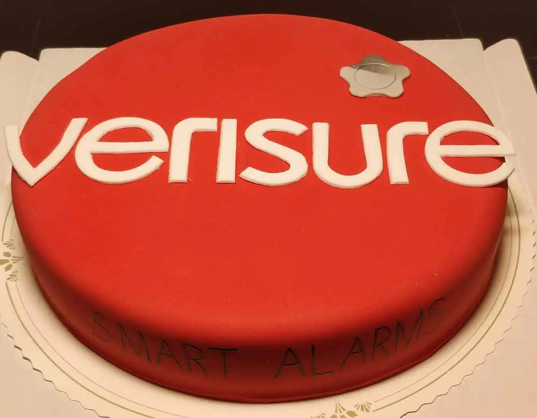 Punainen hälyttimen näköinen kakku, jonka päällä lukee Verisure